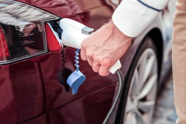 Fotoğraf erkek yandan bu arabasına yakıt ikmali odaklı