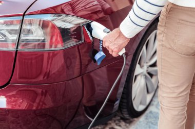 Erkek eli fueling için o holding silahı yakın çekim