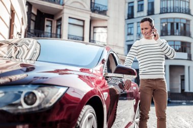 Arabasına bakarak olumlu memnun esmer