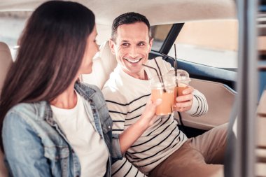 Mutlu adam onun kız arkadaşı arıyorum