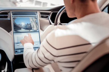 Geri otomatik olarak oturan esmer görüntüleme