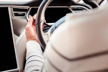 Yakışıklı adam arabasını kullanıyor.