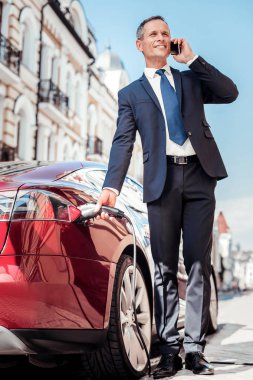 Çekici erkek kişi iş toplantısı için hazırlanıyor