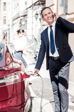 Onun otomatik duran yakışıklı işadamı