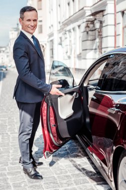 Olumlu memnun adam arabasını sunulması