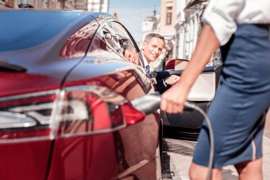 Yakıt doldurucu o holding silahı el yakın çekim