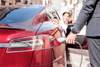 Mutlu kadın silüeti otomatik olarak oturan