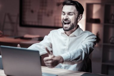 Neşeli sakallı adam laptop arıyorum