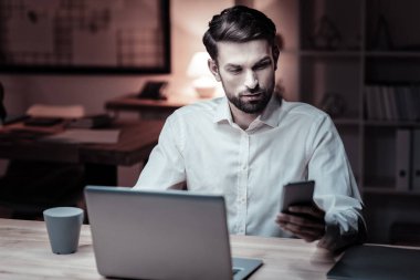 Çekici erkek kişi okuma iletisi