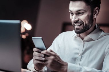 Olumlu memnun sakallı adam onun arkadaşı ile mesajlaşma