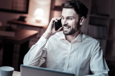 Yakışıklı erkek kişi hoş sohbet