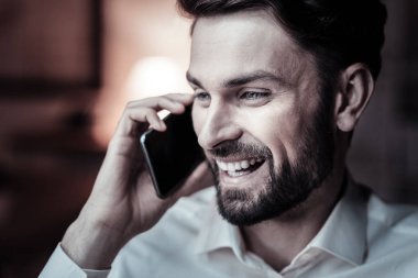 Mutlu esmer telefon konuşan yakın çekim