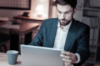 İş zamanı. Onun bilgisayar ekranında bakarken ağız açılırken kaşları yükselterek memnun sakallı işadamı