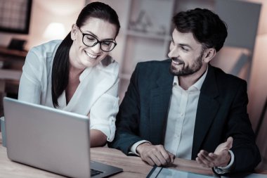 Mutlu arkadaşları yaptıkları proje tartışıyor