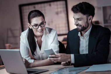 Sakallı yakışıklı onun aygıtı gösteren