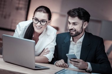 Sevimli genç kadın sunum izlerken