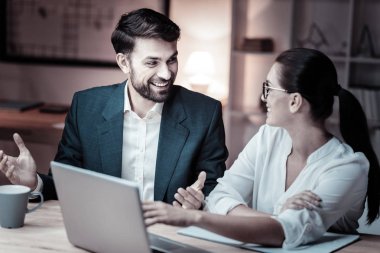 Aktif gesticulating neşeli sakallı erkek