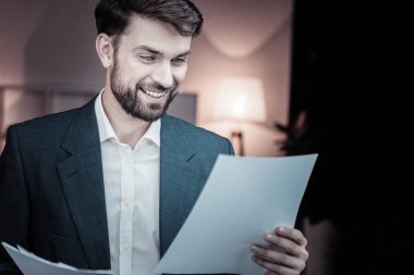 Olumlu memnun adam okuma belge