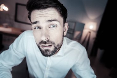 Gizemli adam kameraya bakarak yakın çekim