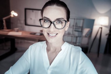 Büyüleyici kadın kişi pozitif ifade