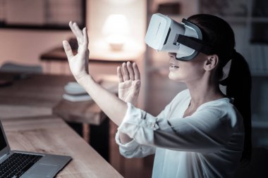 Genç kadın onun aracı test