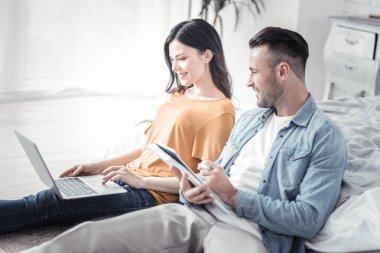 Olumlu memnun meslektaşları bilgisayarda arıyorum