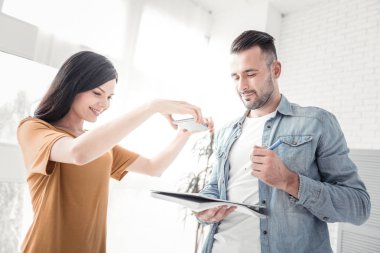 Belgeyi görünen konsantre sakallı adam