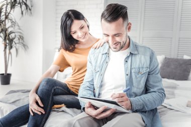 Memnun kadın kocası kucaklayan