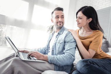 Çekici sakallı adam onun ortağı arıyorum