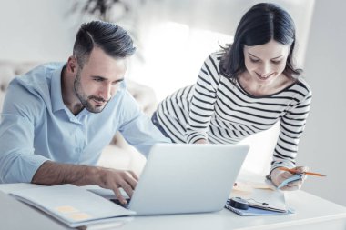 Ciddi erkek onun laptop kullanma