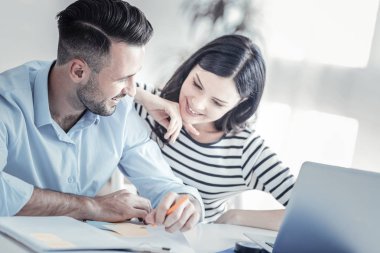 Çekici kız erkek arkadaşı yaslanmış