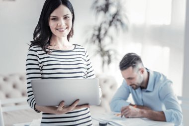 Kameraya poz çekici esmer kız