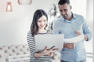 Neşeli kadın kişi onun gadget gösteren