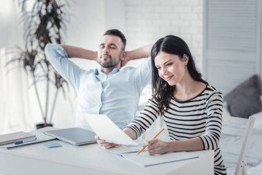 Kapalı gözlerle oturan memnun erkek kişi