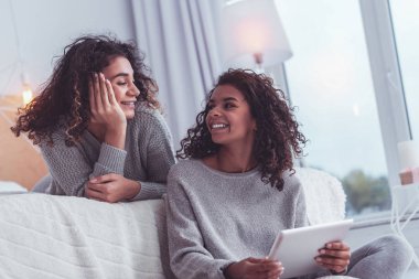 İyi bir ruh hali birbirleri ile sohbet ederken sahip iki yakın arkadaşlarım