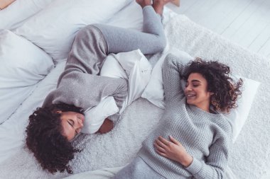 İki sevgi dolu kız kardeş birlikte uyanma unutulmaz duygu