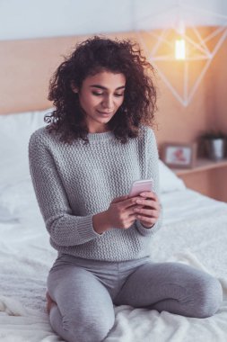 Kıvırcık saçlı Genç kadın manifatura onun erkek arkadaşı