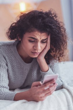 Genç gazeteci telefonda dünya haberleri okurken şok duygu