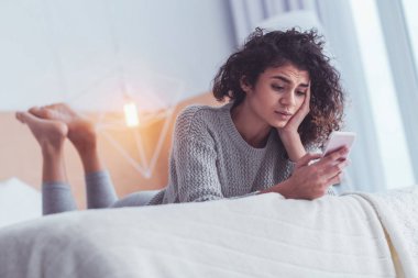 Yeni siyasi reformlar hakkında endişe düşünme duygu genç kadın