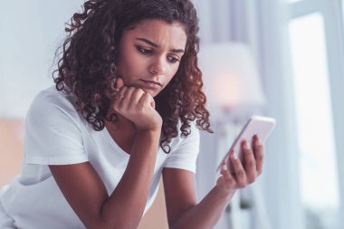 Genç kadın drama film izlerken üzgün