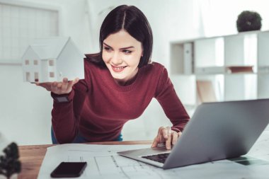 Şaşırtıcı kız evin model holding