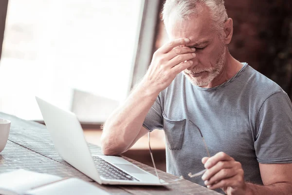 Primer plano del hombre agotado tocándose los ojos — Foto de Stock