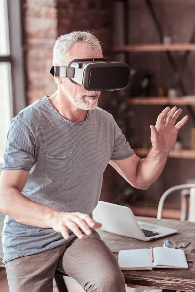 Portret van de oudere man dragen van virtuele masker — Stockfoto