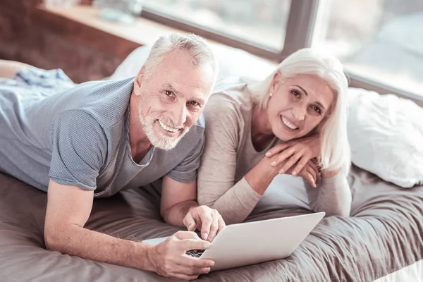 La famiglia anziana ti guarda con un sorriso — Foto Stock