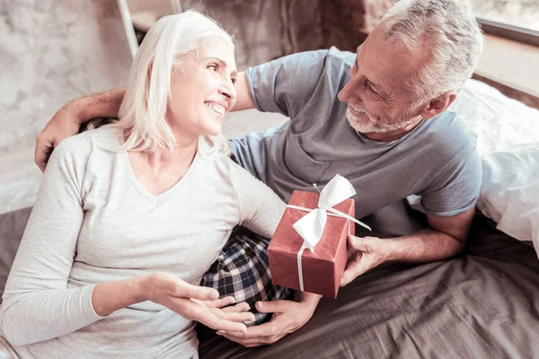 Närbild av glada par med en present — Stockfoto