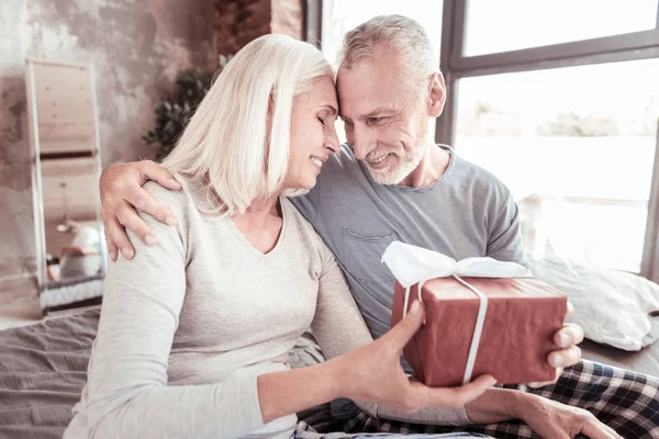 Närbild av positiva make att göra en present till sin fru — Stockfoto