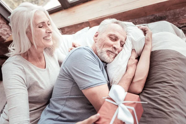 Neşeli kadının kocasına bir hediye sunmak yakın çekim — Stok fotoğraf