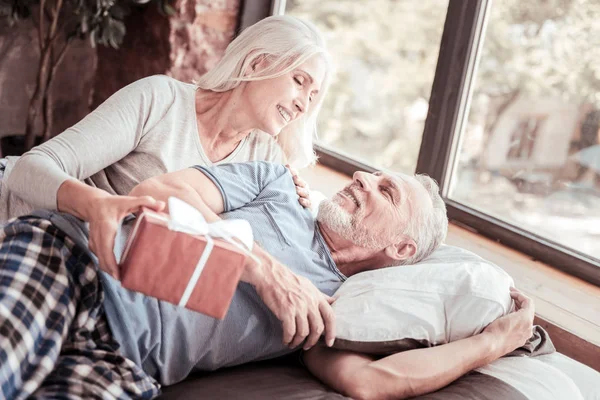 A jelenlegi pozitív idős házaspár portréja — Stock Fotó