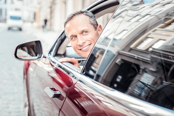 Atractivo hombre disfrutando de su coche — Foto de Stock