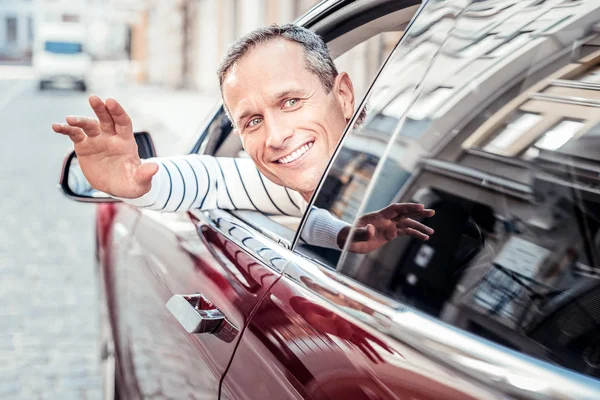 Homem amigável acenando para seus amigos — Fotografia de Stock